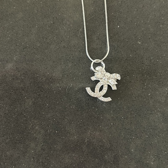 Chanel silver CC bow necklace (hallmark on back) - Picture 1 of 3